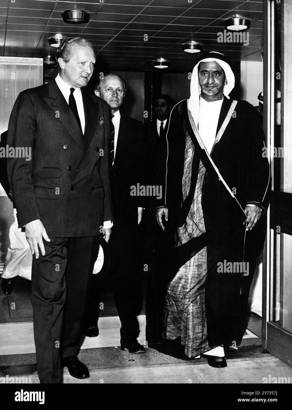Seine Hoheit Sheikh Rashid II bin Saeed Al Maktoum, Herrscher des arabischen Staates Dubai , Trucial Oman , wird vom Earl of Westmorland , Lord-in-Waiting von HM the Queen, getroffen, als er am Flughafen Heathrow ( London ) zu einem offiziellen Besuch im Vereinigten Königreich ankam . 20. Juli 1969 Stockfoto