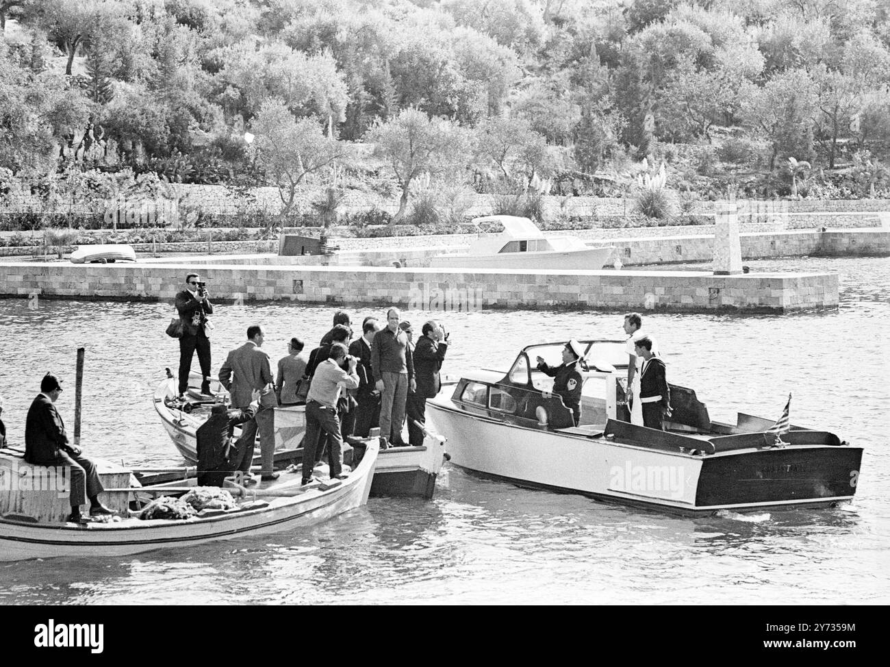 Eine der Armada von Patrouillenbooten, die die Insel Skorpios bewachen, wo heute Frau Jacqueline Kennedy und Herr Aristoteles Onassis heiraten werden, wodurch verhindert wird, dass sich Bootsladungen von Nachrichtenleuten und Pressefotografen der Onassis-Yacht Christina am 20. Oktober 1968 nähern Stockfoto