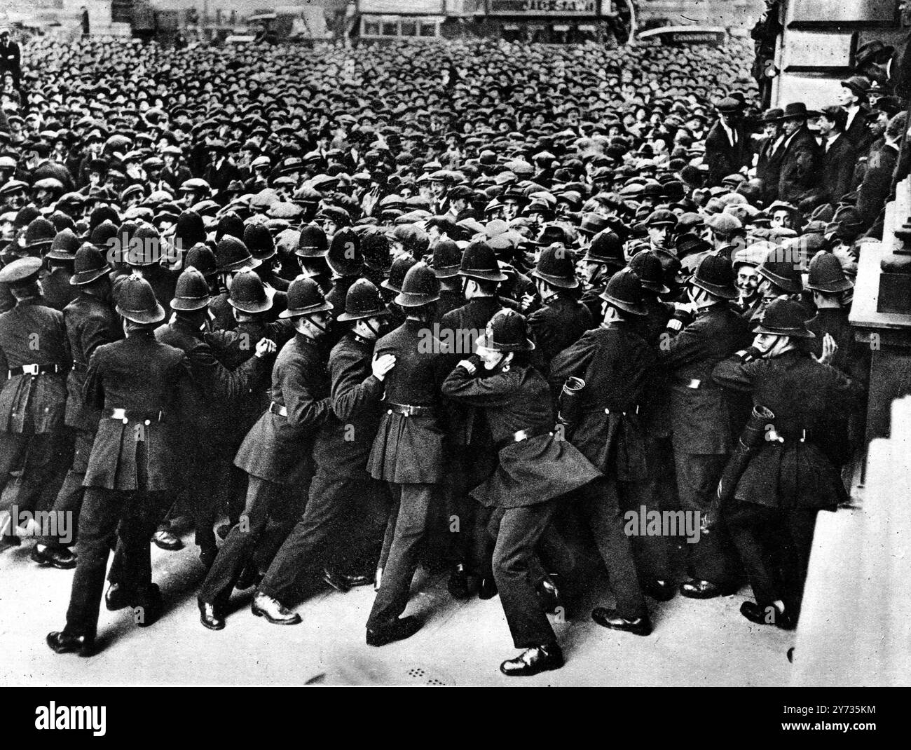 Arbeitslosigkeit in London. Den Mob am Eingang zur Downing Street zurückdrängen , ein sehr kleiner Polizeistab , der der großen Menge Widerstand leistete , die versuchte sie durch schieres Gewicht zu überstehen . Während der Unruhen wurden etwa vierzig Menschen in der Menge verletzt, von denen zwanzig ins Krankenhaus gebracht wurden, und zehn von der Polizei. Um fünf Uhr waren die Aufständischen zerstreut und die Prozession marschierte weg. Sobald der Kohlestreik begann, nahm die Arbeitslosigkeit in verschiedenen Bezirken zu. 18. Oktober 1920 Stockfoto