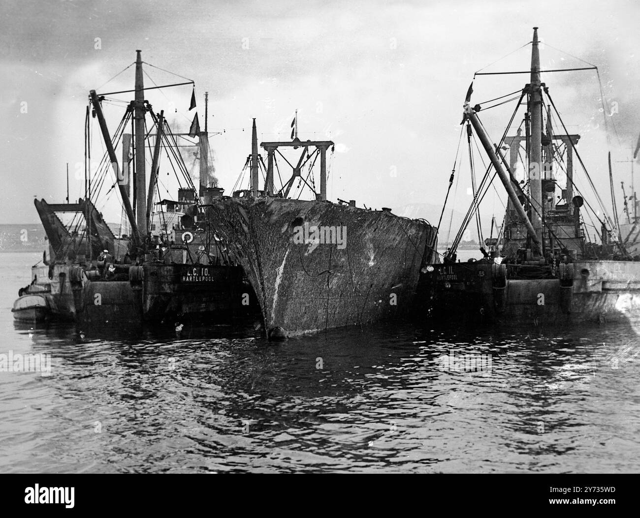 Der französische Zerstörer nahm Clydes größten Bergungsjob auf . Eine komplizierte Bergungsoperation an einem französischen Zerstörer , der Maille Breze , der 1940 vor Greenock sank , wurde trotz eines starken Sturms durchgeführt , der die Arbeiten zu stoppen drohte . Der Zerstörer wurde auf eine Sandbank geschleppt und die Arbeit, das Wrack für den Abschleppdienst bereit zu machen, begann. August 1954 Stockfoto