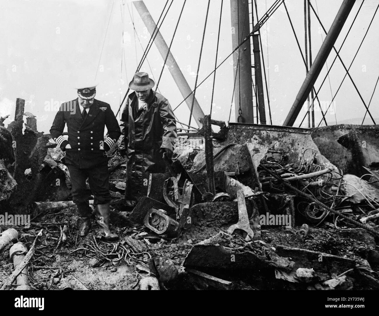 Der französische Zerstörer nahm Clydes größten Bergungsjob auf . Eine komplizierte Bergungsoperation an einem französischen Zerstörer , der Maille Breze , der 1940 vor Greenock sank , wurde trotz eines starken Sturms durchgeführt , der die Arbeiten zu stoppen drohte . Der Zerstörer wurde auf eine Sandbank geschleppt und die Arbeit, das Wrack für den Abschleppdienst bereit zu machen, begann. August 1954 Stockfoto