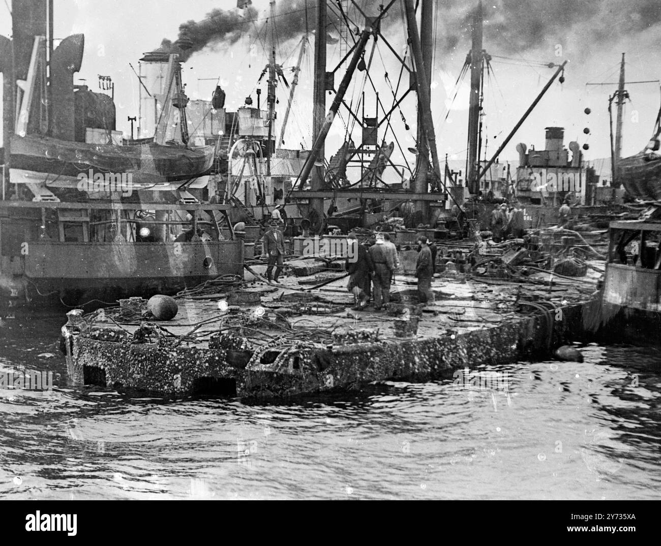 Der französische Zerstörer nahm Clydes größten Bergungsjob auf . Eine komplizierte Bergungsoperation an einem französischen Zerstörer , der Maille Breze , der 1940 vor Greenock sank , wurde trotz eines starken Sturms durchgeführt , der die Arbeiten zu stoppen drohte . Der Zerstörer wurde auf eine Sandbank geschleppt und die Arbeit, das Wrack für den Abschleppdienst bereit zu machen, begann. August 1954 Stockfoto