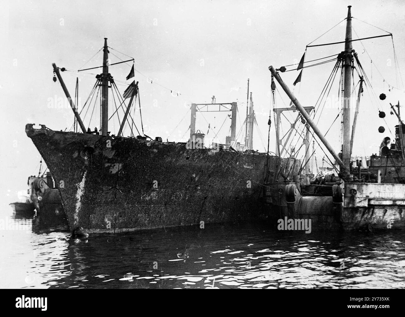 Der französische Zerstörer nahm Clydes größten Bergungsjob auf . Eine komplizierte Bergungsoperation an einem französischen Zerstörer , der Maille Breze , der 1940 vor Greenock sank , wurde trotz eines starken Sturms durchgeführt , der die Arbeiten zu stoppen drohte . Der Zerstörer wurde auf eine Sandbank geschleppt und die Arbeit, das Wrack für den Abschleppdienst bereit zu machen, begann. August 1954 Stockfoto