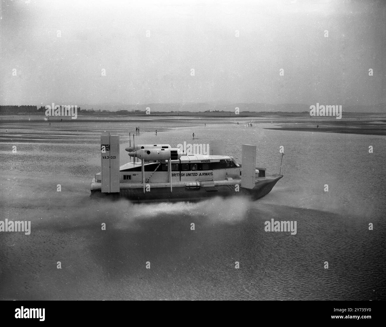 Auf dem Weg über das Wasser von Rhyl nach Wallasey und dem weltweit ersten planmäßigen Luftkissendienst, der während der Pressevorschau zu sehen ist. Der Service bringt Passagiere in 25 Minuten über die Dee Mündung im Vickers VA-3 Hovercraft, wenn der Service vom 20. Juli bis 16. September 17. JULI 1962 beginnt Stockfoto