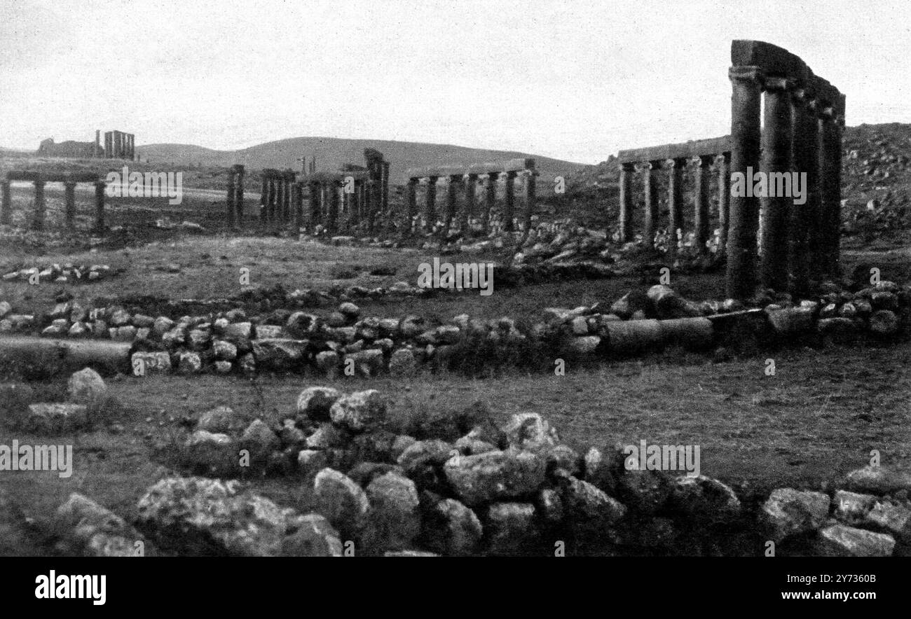Transjordanien unter den Römern : eine schöne Stadt und ein großartiges Feld für eine archäologische Expedition . Angeblich war es eine Art Marktplatz: Ein Kolumnengehege in Gerasa ( modernes Jerash ) - zeigt den Sonnentempel ( im linken Hintergrund ) 1923 Stockfoto