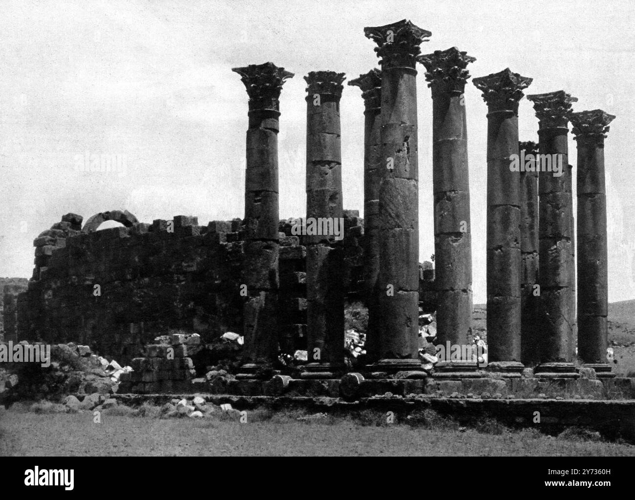 Transjordanien unter den Römern : eine schöne Stadt und ein großartiges Feld für eine archäologische Expedition . Neun seiner Säulen ( ursprünglich 260 ) befinden sich noch in Position zum Anflug : der große Sonnentempel in Gerasa ( modernes Jerash ) , Ein klassisches Standardmodell - der Säulengang und das Hauptgebäude . 1923 Stockfoto