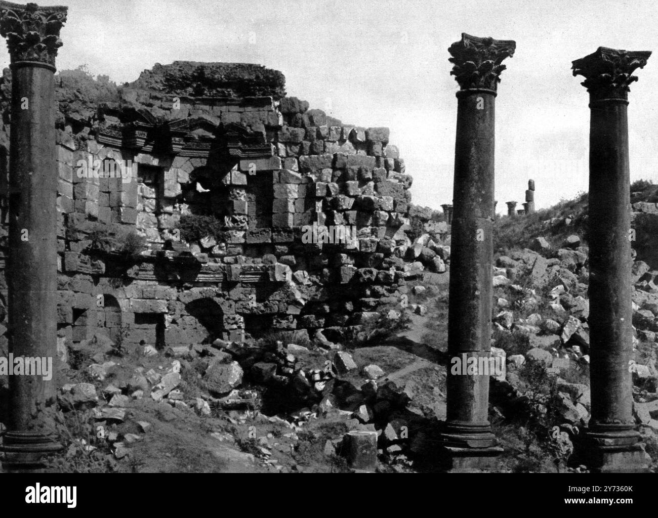 Transjordanien unter den Römern : eine schöne Stadt und ein großartiges Feld für eine archäologische Expedition . Ein herrliches Apsidalgebäude, das einen Brunnen oder Brunnen umschließt: Ein römisches Gebäude in Gerasa ( modernes Jerash ) mit reich geschnitzten Giebel und von vier riesigen Säulen ( drei stehen noch ) 1923 Stockfoto