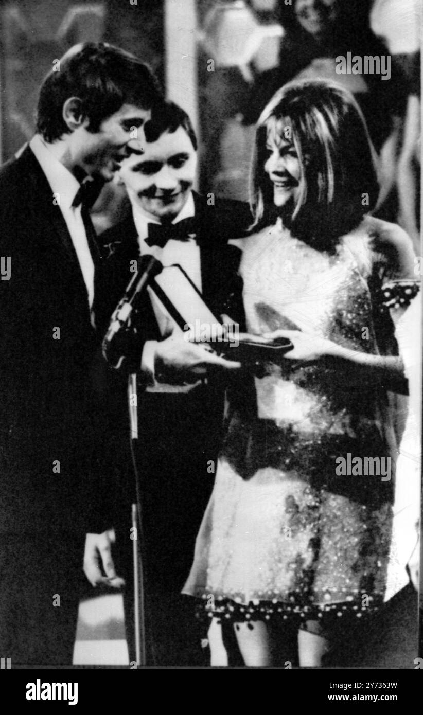 Sandie gewinnt für Großbritannien . Wien ; die britische Sandie Shaw aus Dagenham , Essex , Siegerin des Eurovision Song Contests mit ihrer Hitnummer " Puppet on a String ", wird von der letztjährigen Siegerin Udo Jurgens (links ) aus Österreich nach ihrem Sieg gestern Abend hier gratuliert . Im Zentrum steht ihr Dirigent Kenny Woodman. Es war der erste britische Eintrag, der seit dem Wettkampf vor 12 Jahren gewonnen hat - und die 20-jährige Sandie weinte, als die Richter ihre Entscheidung verkündeten. Richter aus 17 Ländern haben ihr 47 von 160 möglichen Stimmen zugesprochen . 9. April 1967 Stockfoto
