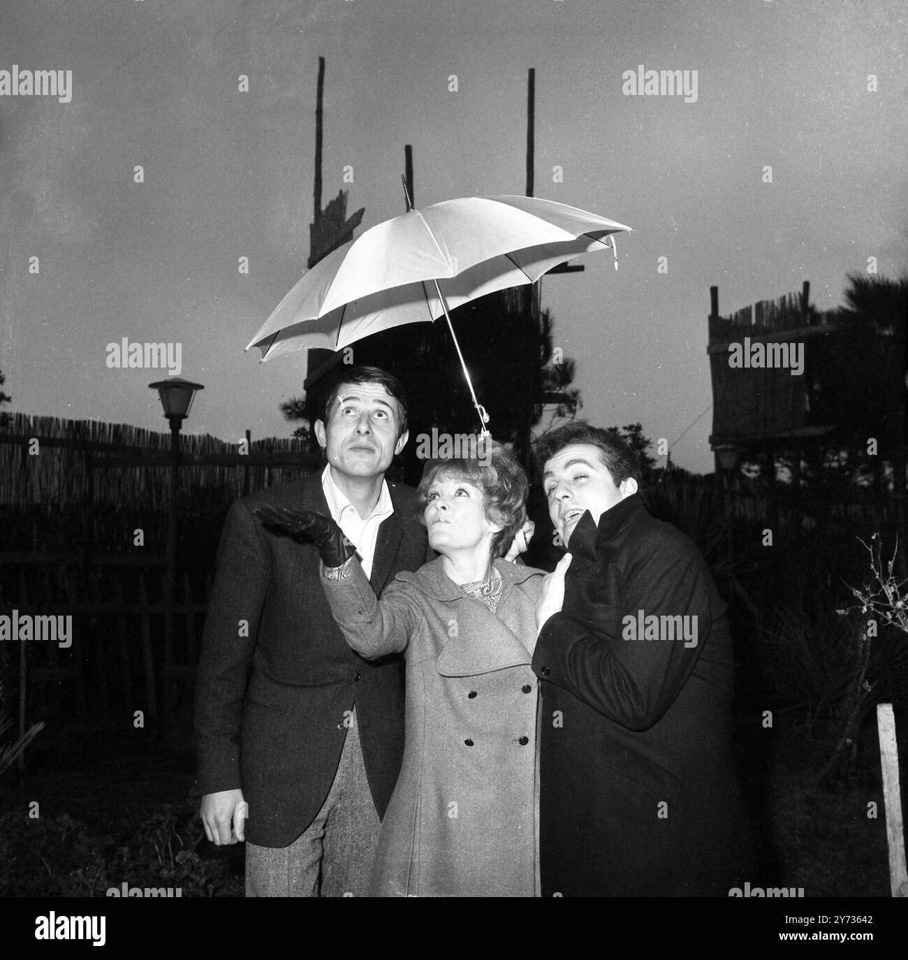 Petula Clark beim San Remo Song Festival. San Remo, Italien: Die englisch-französische Sängerin Petula Clark ist hier mit Udo Jurgens von Österreich (links) und Daniel Gerard von Frankreich abgebildet. Sie sind Wettbewerber beim San Remo Song Festival, das gestern Abend eröffnet wurde. 29. Januar 1965 Stockfoto