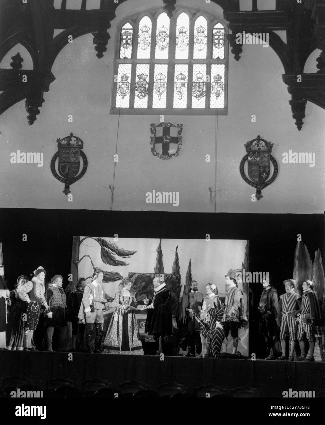 Donald Wolfit , Schauspieler-Manager , wurde von den Bänken des Middle Temple gebeten, Shakespeares zwölfte Nacht in ihrer berühmten Halle zu produzieren . Das Stück wurde dort von den Lord Chamberlain's Men gespielt , Shakespeares eigener Spielergesellschaft am Candlemas Day 2 Februar 1601 und obwohl es nicht die allererste Aufführung ist , muss es sicherlich eine der frühesten sein . Ihre Majestät die Königin wird am Freitagabend an der Aufführung teilnehmen , und die Musik der damaligen Zeit wird für das Stück von der Familie Dolmetsch gesorgt . Foto zeigt: Ein allgemeiner Blick auf das große Finale Donald Wolfit ist zu sehen c Stockfoto