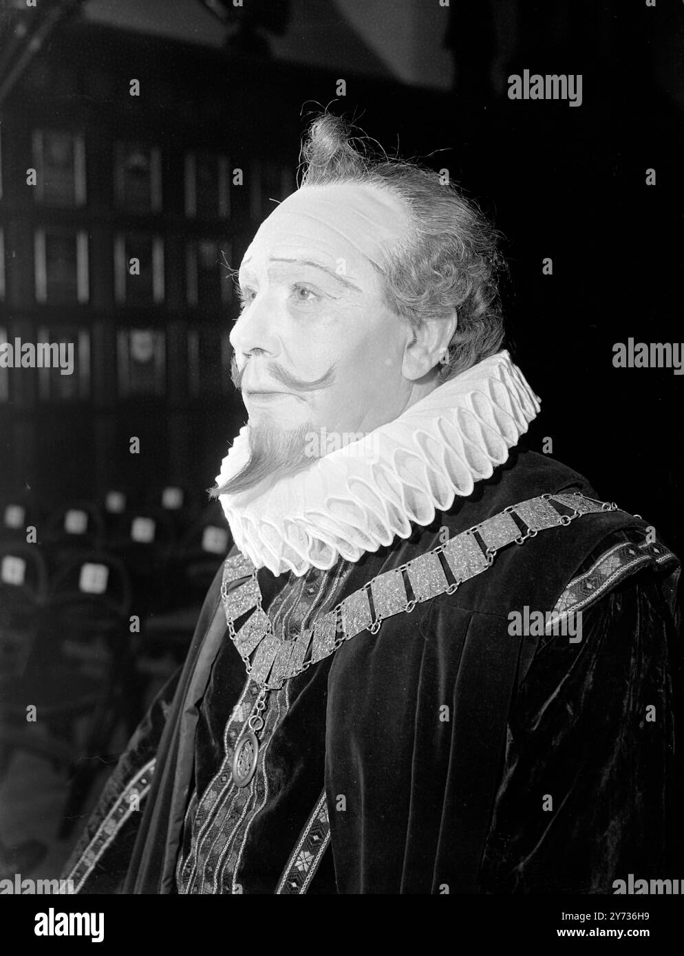 Donald Wolfit , Schauspieler-Manager , wurde von den Bänken des Middle Temple gebeten, Shakespeares zwölfte Nacht in ihrer berühmten Halle zu produzieren . Das Stück wurde dort von den Lord Chamberlain's Men gespielt , Shakespeares eigener Spielergesellschaft am Candlemas Day 2 Februar 1601 und obwohl es nicht die allererste Aufführung ist , muss es sicherlich eine der frühesten sein . Ihre Majestät die Königin wird am Freitagabend an der Aufführung teilnehmen , und die Musik der damaligen Zeit wird für das Stück von der Familie Dolmetsch gesorgt . Fotoshows: Donald Wolfit in seinem Kostüm als Malvolio 1. Februar 1951 Stockfoto