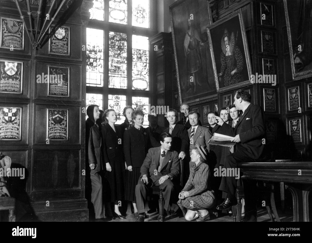 Donald Wolfit , Schauspieler-Manager , wurde von den Bänken des Middle Temple gebeten, Shakespeares zwölfte Nacht in ihrer berühmten Halle zu produzieren . Das Stück wurde dort von den Lord Chamberlain's Men gespielt , Shakespeares eigener Spielergesellschaft am Candlemas Day 2 Februar 1601 und obwohl es nicht die allererste Aufführung ist , muss es sicherlich eine der frühesten sein . Ihre Majestät die Königin wird am Freitagabend an der Aufführung teilnehmen , und die Musik der damaligen Zeit wird für das Stück von der Familie Dolmetsch gesorgt . Fotoshows: Nachstellung einer Szene aus dem Hof von Graf Orsino in zwölf Stockfoto