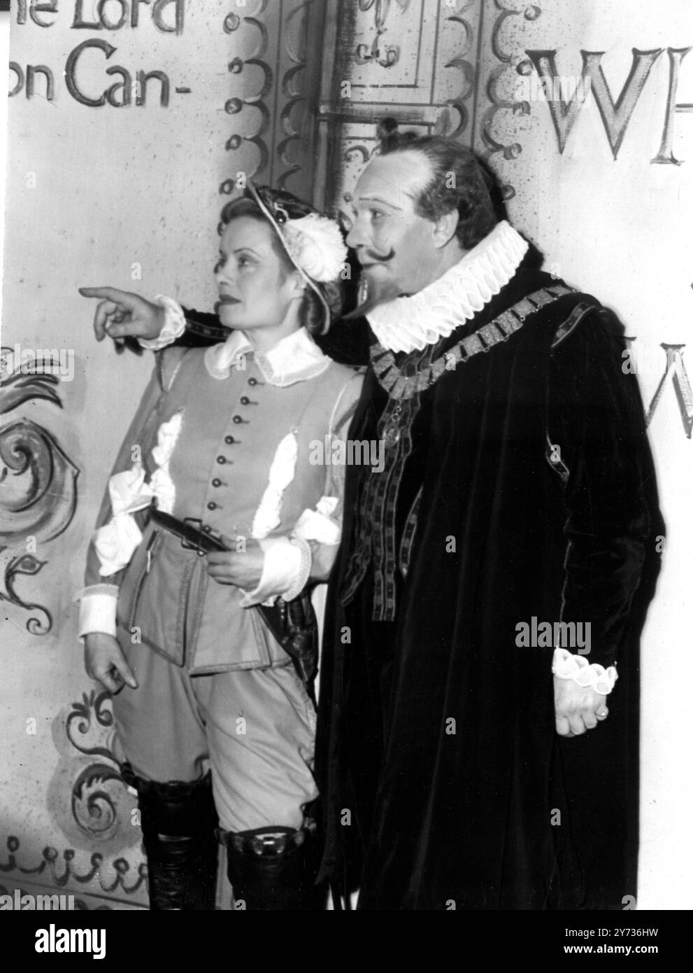 Donald Wolfit , Schauspieler-Manager , wurde von den Bänken des Middle Temple gebeten, Shakespeares zwölfte Nacht in ihrer berühmten Halle zu produzieren . Das Stück wurde dort von den Lord Chamberlain's Men gespielt , Shakespeares eigener Spielergesellschaft am Candlemas Day 2 Februar 1601 und obwohl es nicht die allererste Aufführung ist , muss es sicherlich eine der frühesten sein . Ihre Majestät die Königin wird am Freitagabend an der Aufführung teilnehmen , und die Musik der damaligen Zeit wird für das Stück von der Familie Dolmetsch gesorgt . Fotoshows: Donald Wolfit als Malvolio und Rosalind Iden als Viola durin Stockfoto