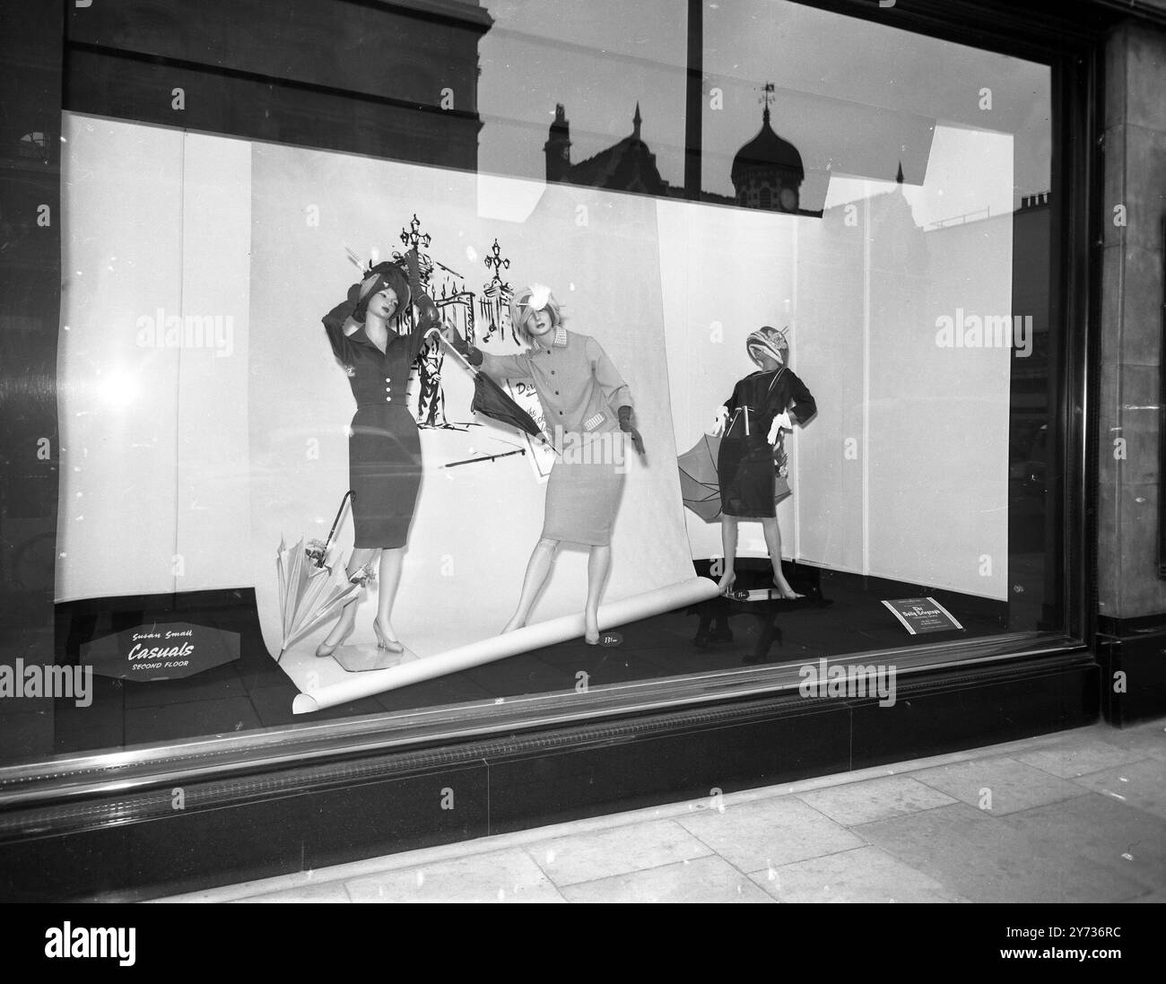 Schaufenster des Derry and Toms Department Store in der High Street in Kensington , London , während eines Wettbewerbs für die Daily Telegraph Women's Page . 27. Mai 1959 Stockfoto