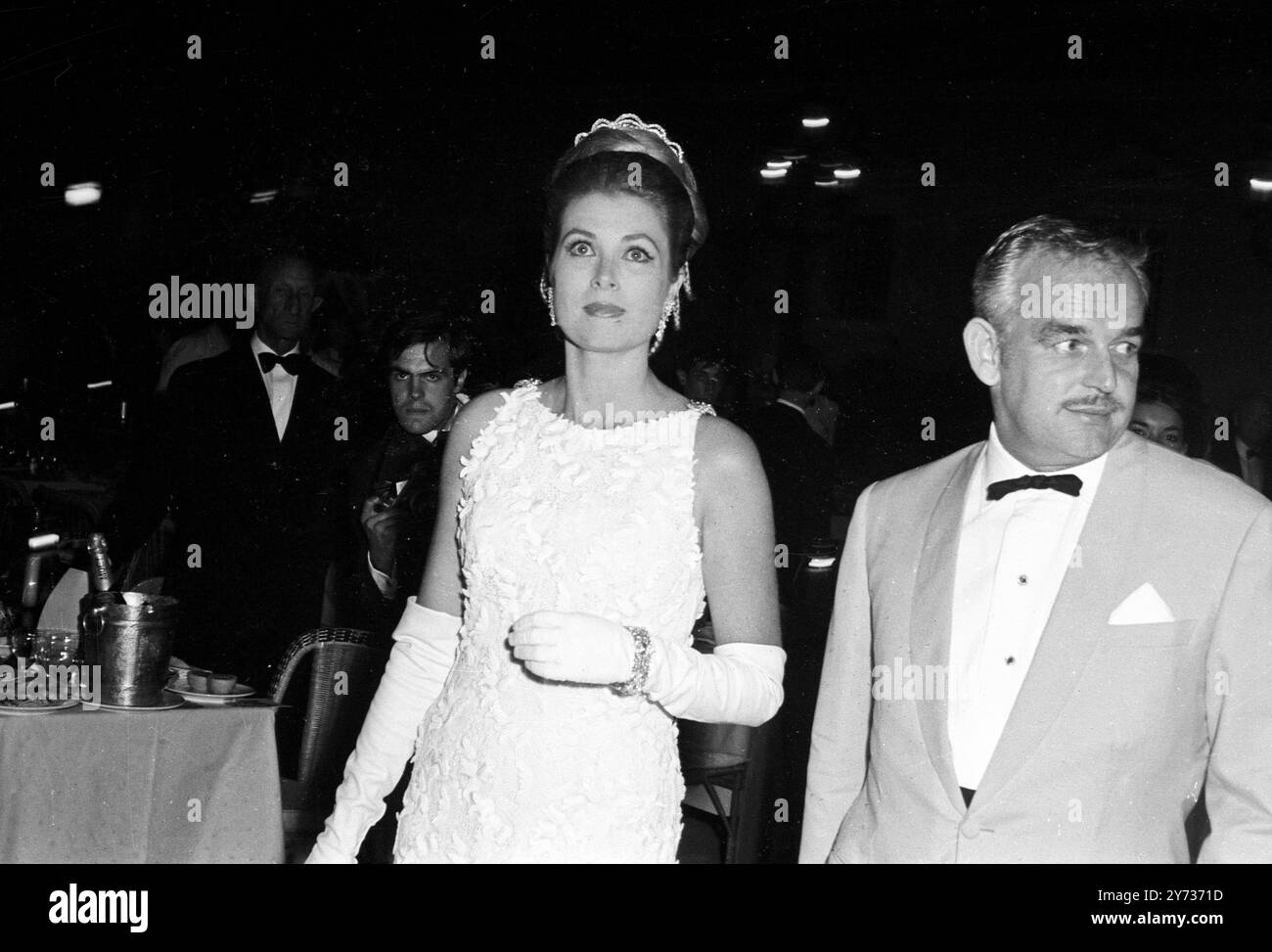 Prinz Rainier von Monaco , mit Prinzessin Grace , die ohne seinen gefeierten Bart im Bal de Petits Lits Blancs erscheint , zugunsten der Wohltätigkeitsorganisation Monte Carlo , Monaco . 4. Juli 1966 Stockfoto