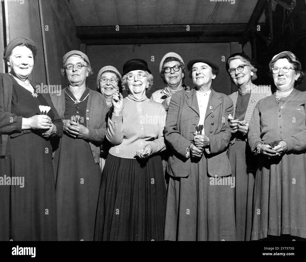 Das Dart-Team der Damen ist 555 Jahre alt! Sie sind die Gewinner der Beckenham und District Ladies' Darts League Trophy für die Darby und Joan Clubs - sie sind der Becdkenham Club . Sie haben fünf ihrer acht Spiele gewonnen, um zum ersten Mal die Trophäe zu gewinnen - und in diesem Bild LtoR Mrs. Lucy Dibben 69 , Mrs. Emily Beasley 67 , Mrs. Ethel Money , 73 , Mrs. Ivy Arnall , 75 ( Captain ) , Mrs. Jane Burns , 74 , Miss Eleanor Smith , 66 , Mrs. Sally Ford , 66 und Mrs. Edith Banham , 65 . - 1. März 1960 Stockfoto