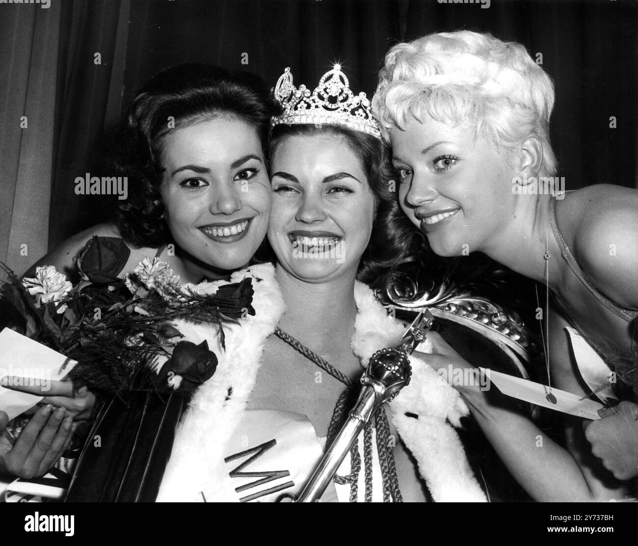 Die Siegerin des Miss World 1958-Wettbewerbs , Penelope Anne Coelen (Mitte) , 18-jährige Miss Südafrika , wird von Claudine Oger (links) , 17-jähriger Miss France , die zweite war , und Vinnie Ingemann , 18-jährige Miss Denmark , die nach dem Urteil im Lyceum , The Strand , London , England den dritten Platz belegte , gratuliert . 22 Länder waren am Wettbewerb vertreten . Der erste Preis beträgt £500 und ein Sportwagen. 13. Oktober 1958 Stockfoto