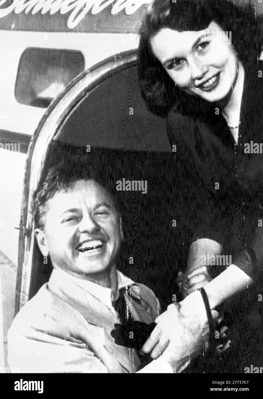 "Das letzte Mal " sagt Mickey Rooney nach der vierten Ehe . Burbank , Kalifornien ; Mickey Rooney , 32 Jahre alter Filmschauspieler , begleitet seine vierte Frau , das rothaarige Model Elaine ( Mahnken ) Devry , von dem Flugzeug , das sie nach Burbank nach Los Vegas flog , wo sie nach ihrer Flucht geheiratet wurden . Rooneys frühere Ehefrauen waren Ava Gardner , Betty Chase , eine Schönheitskönigin und Schauspielerin Martha Vickers , mit der er im Juni 1949 verheiratet war . Nach seiner Heirat mit Miss Devry erklärte Rooney : " Ich tue das zum letzten Mal . Ich bin wirklich verliebt. 19. November 1952 Stockfoto