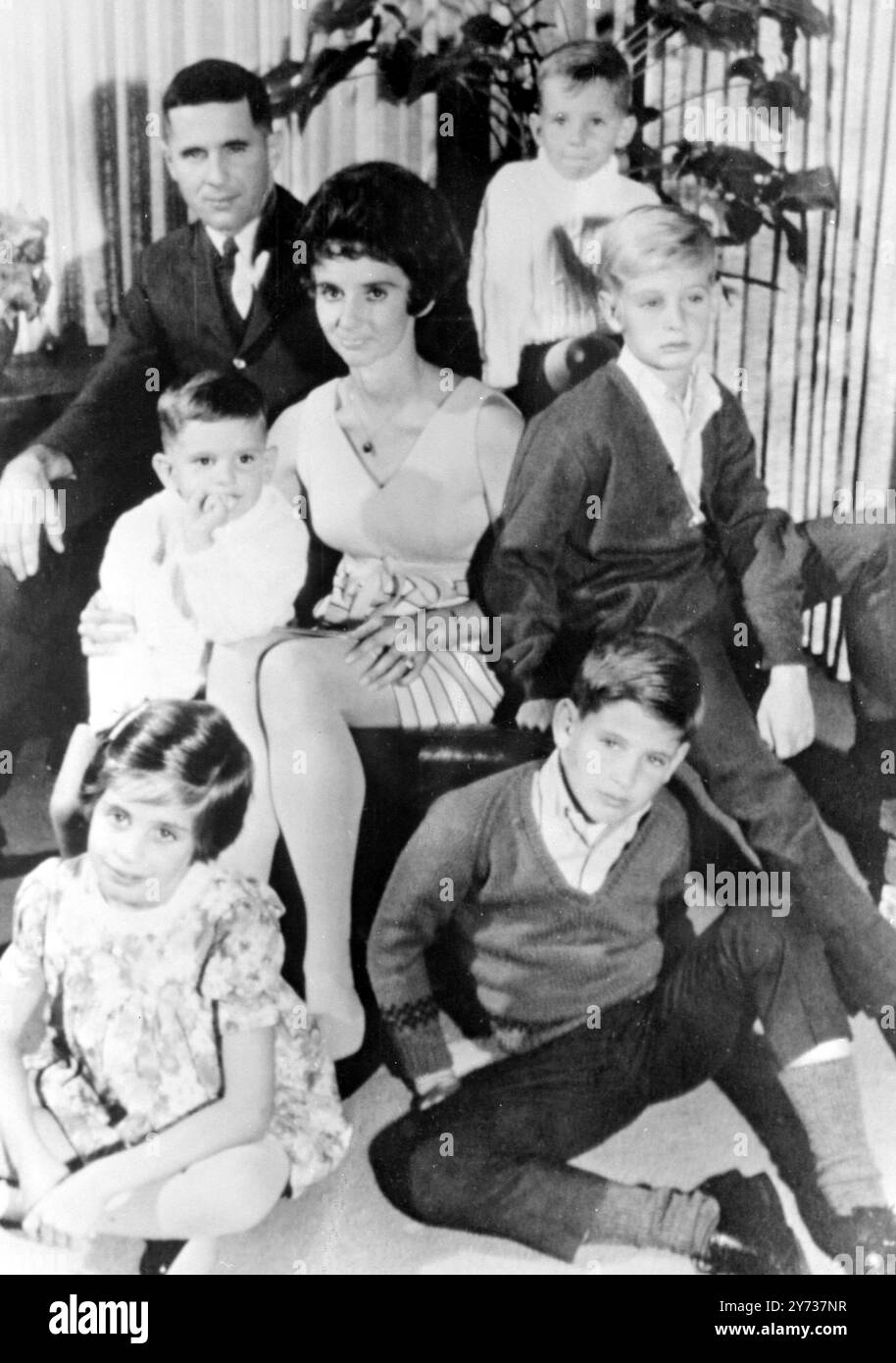 Vorweihnachtsgruppe. Bemanntes Raumschiff-Zentrum , Texas : dieses Familienfoto zur Weihnachtszeit musste Anfang dieses Jahres aufgenommen werden , da der Vater auf einer Reise um den Mond ist . Der Pilot des Apollo-8 Lunar Module , William anders , posiert mit seiner Frau Valerie und Kindern kurz vor Beginn seines historischen Fluges in der Familie . Die Kinder sind ( im Uhrzeigersinn von oben ) Greg , Alan , Glen , Gayle und Eric . 23. Dezember 1968 Stockfoto