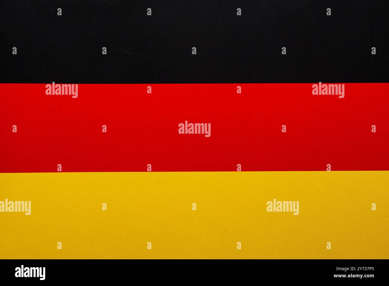 Flagge der Bundesrepublik Deutschland mit Naturmaterialfalten als Hintergrund. AFD 2024 Stockfoto