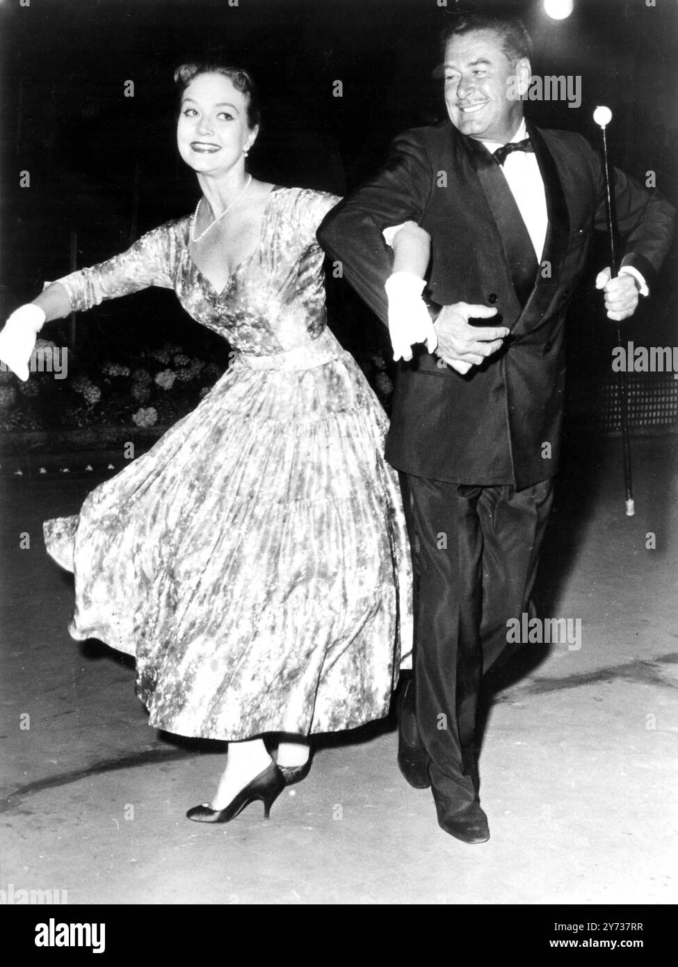 Errol Flynn und seine Frau Rock ' n ' Roll ' . Berlin : der US-amerikanische Filmstar Errol Flynn und seine liebenswerte Frau Patrice Wymore tanzen während ihres Auftritts auf dem Berliner Filmfestival den Rock ' n ' Roll . Errol hat in Filmkreisen große Besorgnis erregt, indem er ankündigte, dass er seine Memoiren schreiben werde... Ungekürzt . 28. Juni 1957 Stockfoto