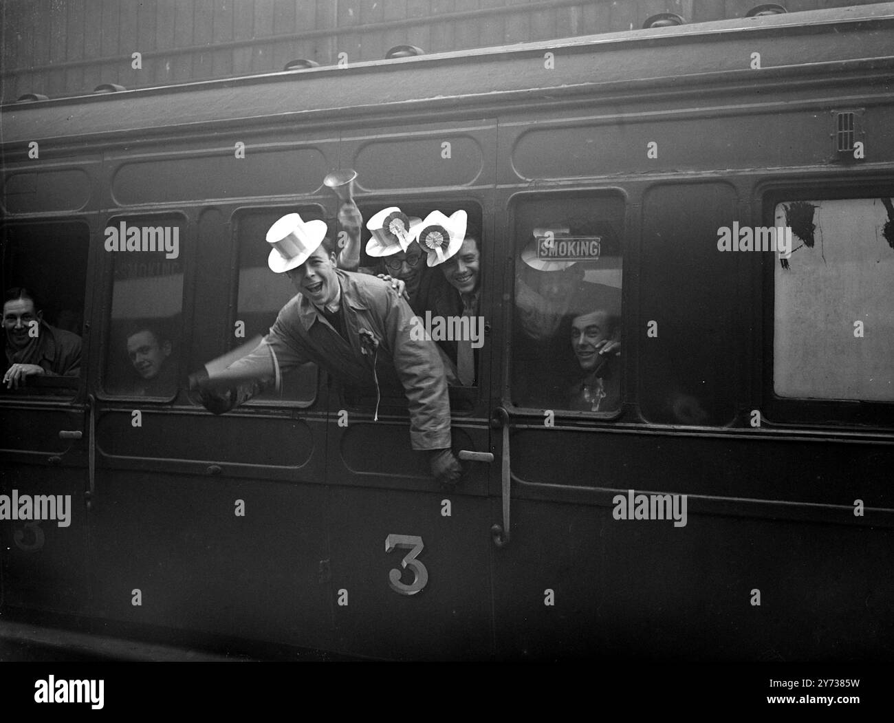 Alle an Bord des Sportsman's Special. - - Zum ersten Mal seit dem Verbot von Ausflugszügen stiegen Fußballfans heute in London in eigene Sonderzüge ein . Mehr als 200 Sitzplätze wurden im Zug verkauft , der die Fans nach Southampton für den Pokal " Saints gegen Spurs " brachte . Sie fahren beide Richtungen für den Einzelpreis . - - Fotoshows : begeisterte Spurs - Unterstützer lächeln vom Fußball - Special in Waterloo heute Morgen . - 28. Februar 1948 Stockfoto