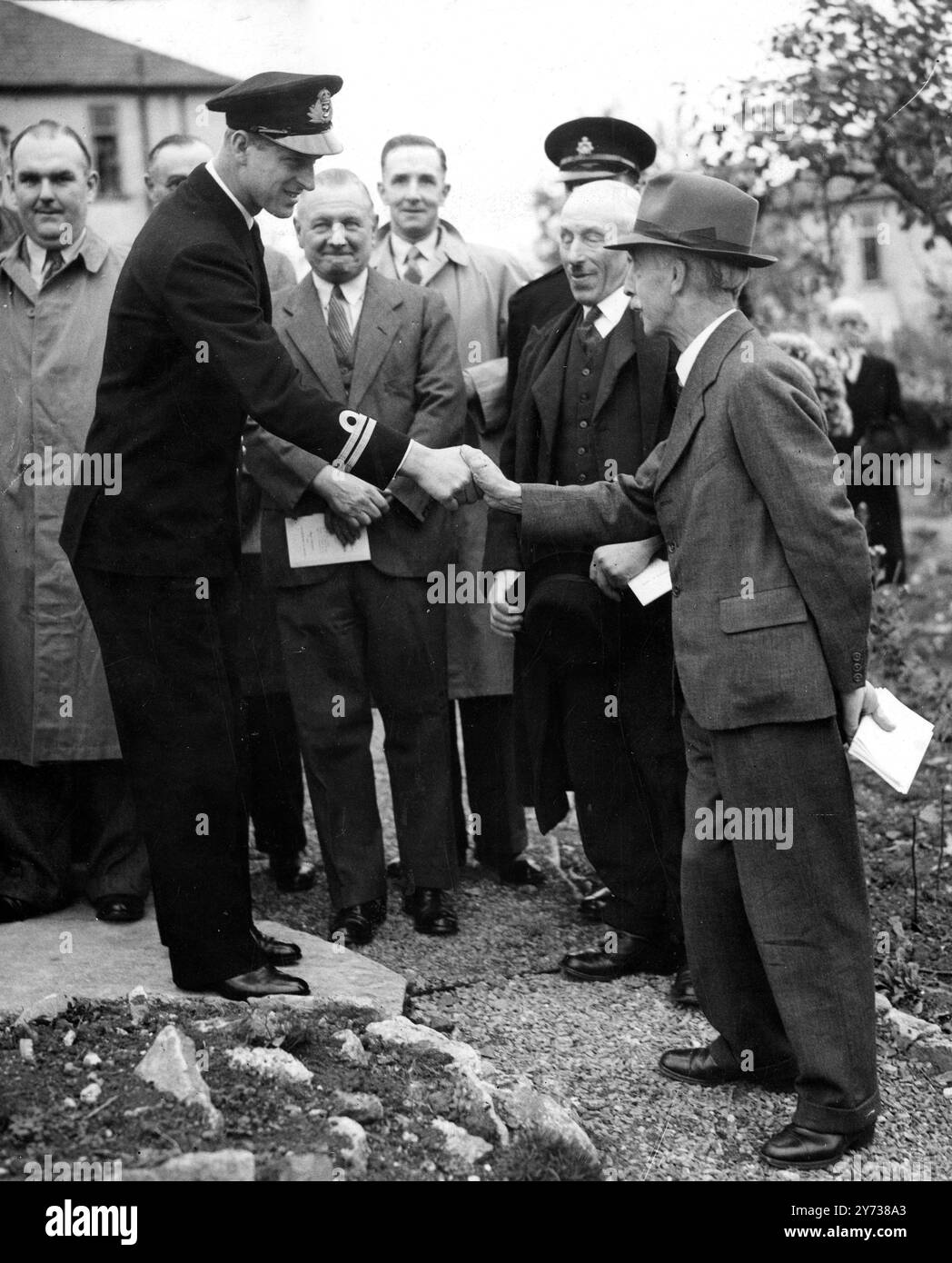 Die erste öffentliche Zeremonie von Lieutenant Mountbatten . Leutnant Mountbatten , der am 20 . November Prinzessin Elisabeth heiratete , hat gestern seine erste öffentliche Zeremonie abgehalten . Er enthüllte eine Gedenkmauer in einem Garten der Erinnerung in Corsham, Wiltshire , zum Gedenken an die Männer der Gemeinde , die im Krieg von 1939–1945 ihr Leben gaben . Das Bild zeigt : Leutnant Philip Mountbatten schüttelt Hand mit Herrn HB Coates , dem Sekretär der Gemeinde Corsham , Wiltshire , wo er die Gedenkmauer im Garten der Erinnerung enthüllte . 2. November 1947 Stockfoto