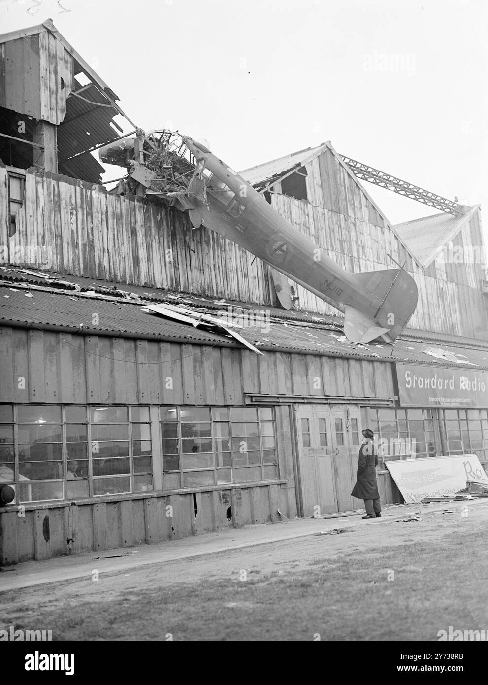 Beim Start am Flughafen Croydon schien der Hafenmotor eines Anson-Flugzeugs auszureißen und das Flugzeug flog seitlich in den Hangar . Es wird angenommen, dass das Flugzeug von einem MR geschuldet wird . Kurz , und der Pilot , Mr . Hinchley wurde verletzt . Es gab keine weiteren Opfer. DAS BILD ZEIGT:- das abgestürzte Flugzeug von Anson hängt auf dem Dach des Hangars am Flughafen Croydon. 8. März 1949 Stockfoto Beim Start am Flughafen Croydon schien der Hafenmotor eines Anson-Flugzeugs auszureißen und das Flugzeug flog seitlich in den Hangar . Es wird angenommen, dass das Flugzeug von einem MR geschuldet wird . Kurz , und der Pilot , Mr . Hinchley wurde verletzt . Es gab keine weiteren Opfer. DAS BILD ZEIGT:- das abgestürzte Flugzeug von Anson hängt auf dem Dach des Hangars am Flughafen Croydon. 8. März 1949 Stockfoto
