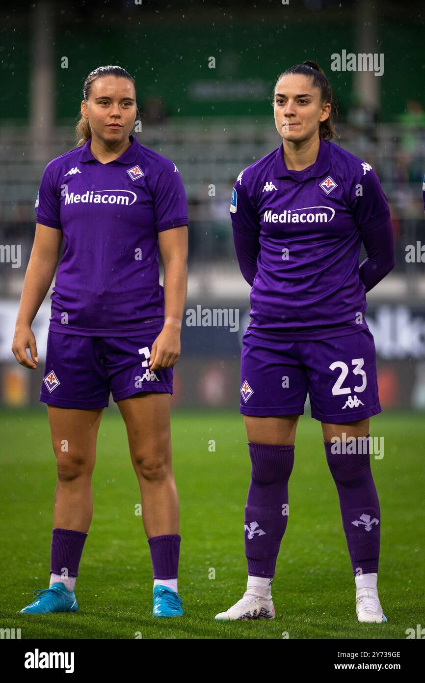 Wolfsburg, Deutschland. September 2024. Emma Snerle (18) und Lucia Pastrenge (23) von Fiorentina waren im AOK Stadion in Wolfsburg im Qualifikationsspiel zur UEFA Women’s Champions League zwischen Wolfsburg und Fiorentina zu sehen. Stockfoto