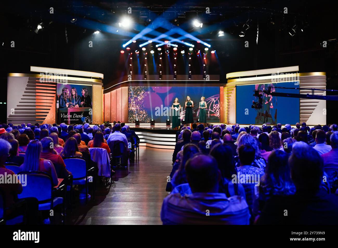27. September 2024, Rheinland-Pfalz, Neustadt an der Weinstraße: Die bisherigen Amtsträger stehen vor der Wahl der 76. Deutschen Weinkönigin auf der Bühne im Saalbau. Foto: Uwe Anspach/dpa Stockfoto