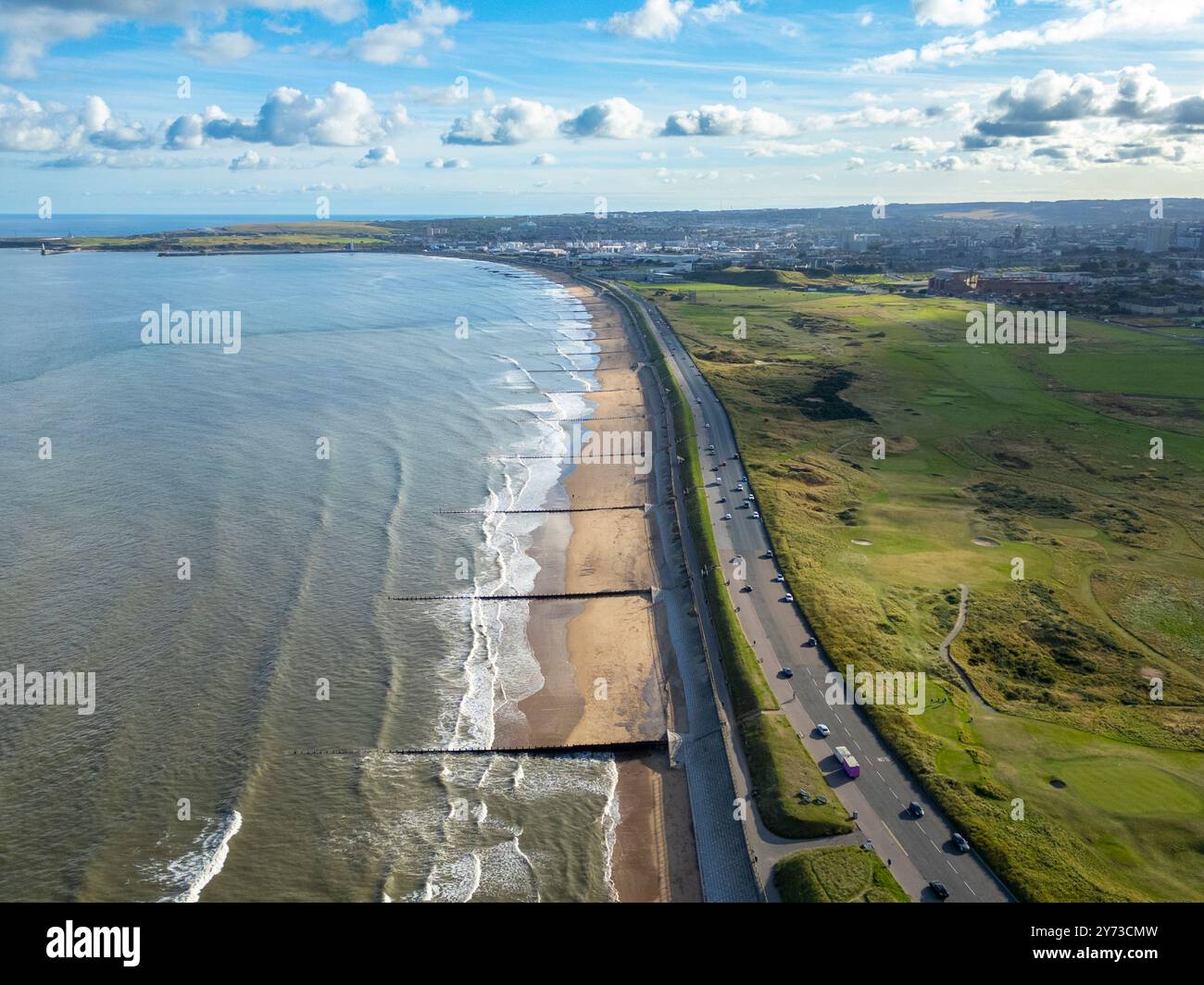 Luftaufnahme von der Drohne auf die Strandpromenade in Aberdeen, Aberdeenshire, Schottland, Großbritannien Stockfoto