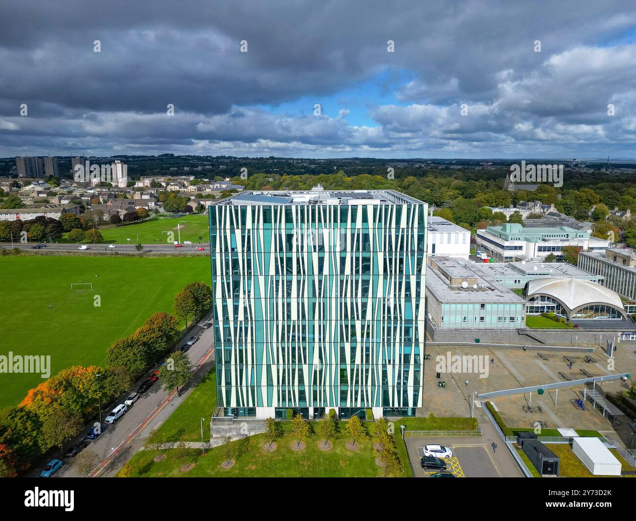 Luftaufnahme von der Drohne der Sir Duncan Rice Library an der Aberdeen University in Aberdeen, Aberdeenshire, Schottland, Großbritannien Stockfoto