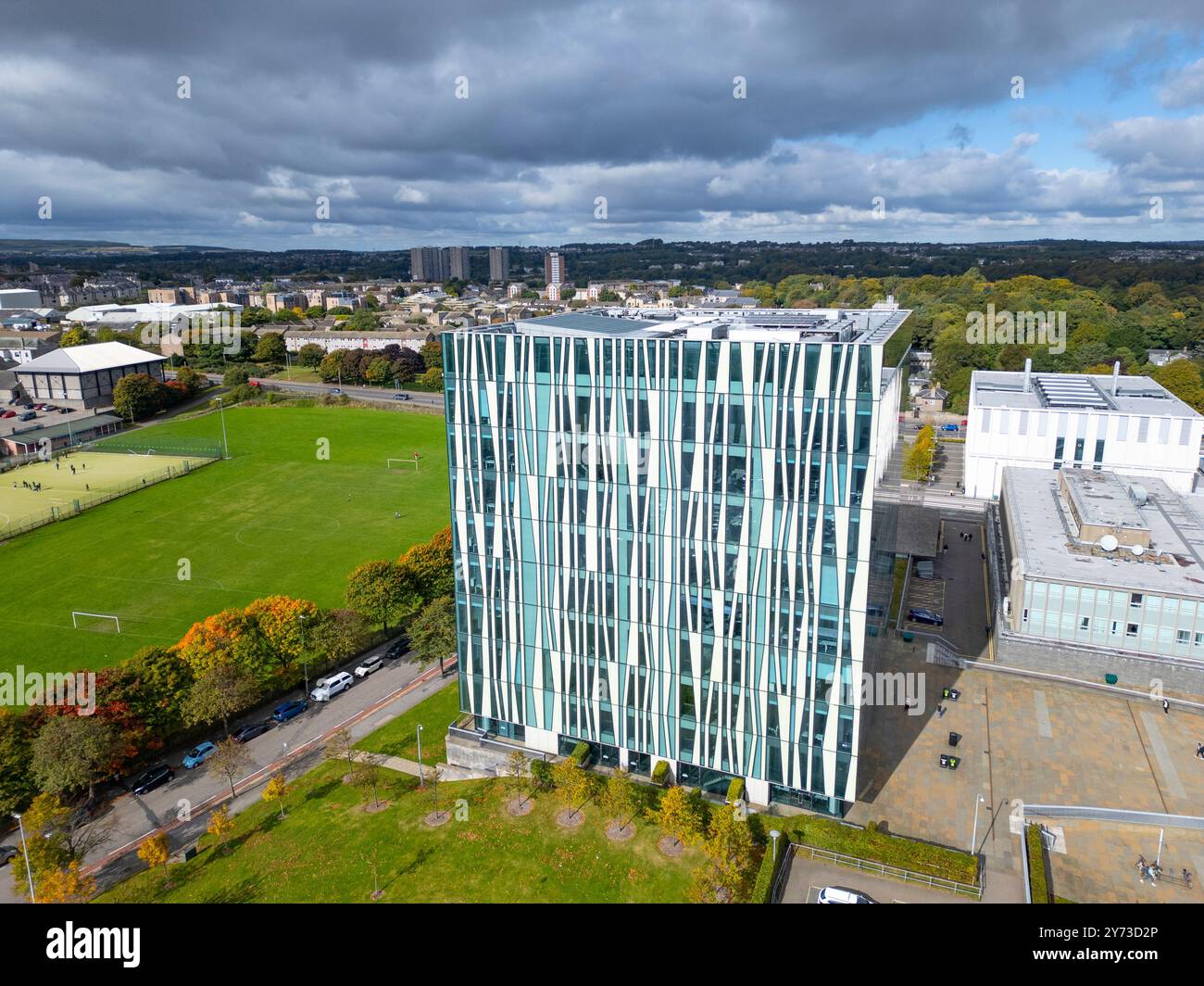 Luftaufnahme von der Drohne der Sir Duncan Rice Library an der Aberdeen University in Aberdeen, Aberdeenshire, Schottland, Großbritannien Stockfoto