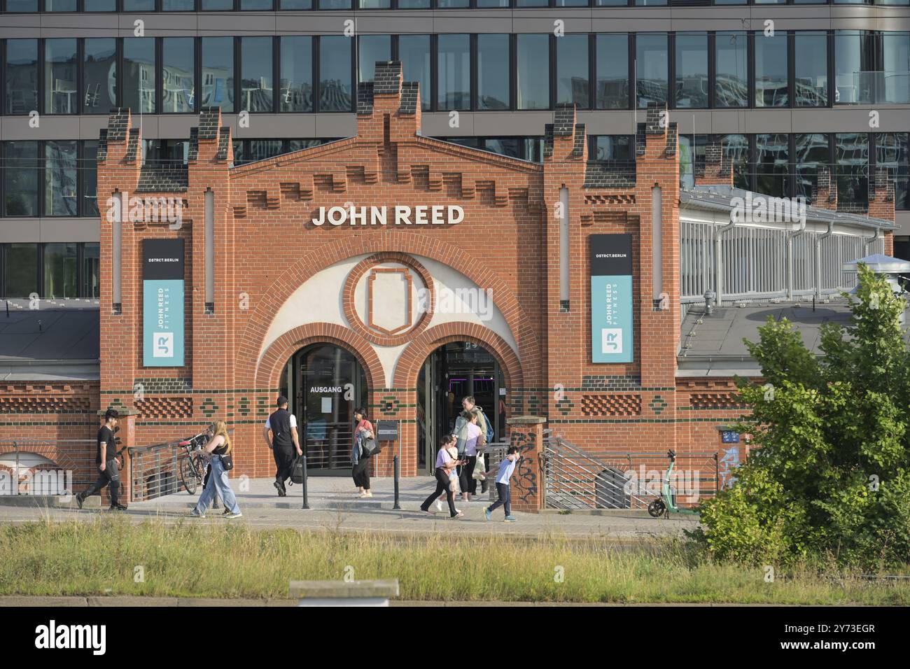 John Reed Fitness, alte Halle im DSTRCT. Berlin, Entwicklungsgebiet Alter Schlachthof, Landsberger Allee, Prenzlauer Berg, Pankow, Berlin, Deutschland, Europa Stockfoto