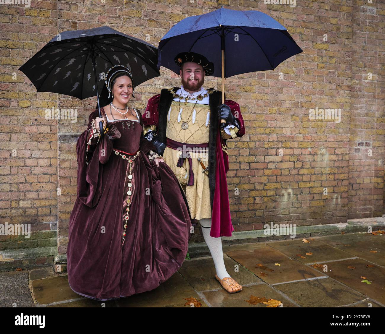 London, Großbritannien. September 2024. Nachahmer historischer Persönlichkeiten wie Anne Boleyn und Heinrich VIII. Im neuen Stallhof Soane am Royal Hospital Chelsea nach einer größeren Renovierung. Das Chelsea History Festival kehrt ab dem 25-29. September zum sechsten Mal in die historische Royal Hospital Road zurück. Es ist eine Feier der Geschichte und des Kulturerbes an drei Orten: Dem National Army Museum, dem Royal Hospital Chelsea und dem Chelsea Physic Garden. Quelle: Imageplotter/Alamy Live News Stockfoto