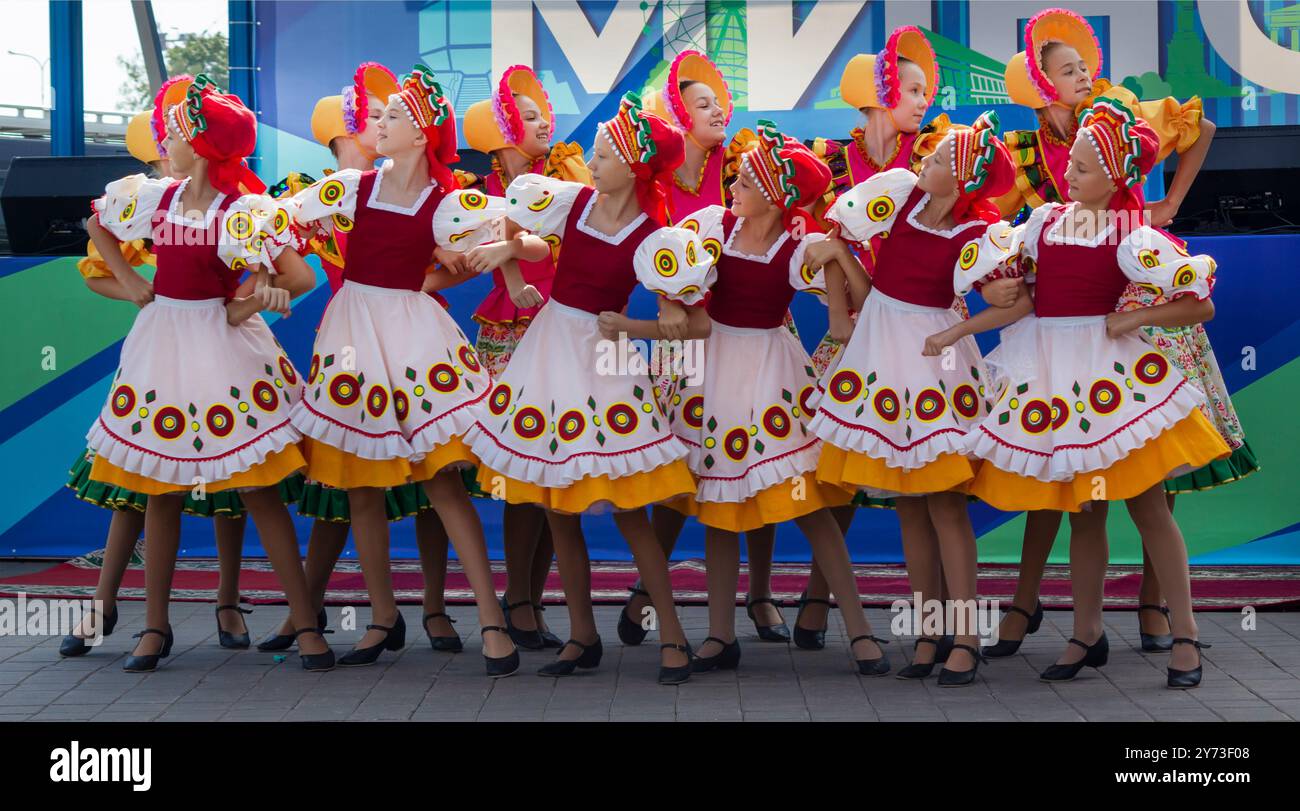 Minsk, Weißrussland - 14. September 2024: Mädchen, die am Folklore-Ensemble nationaler Trachten teilnehmen, treten vor Bürgern und Gästen der Stadt auf Stockfoto