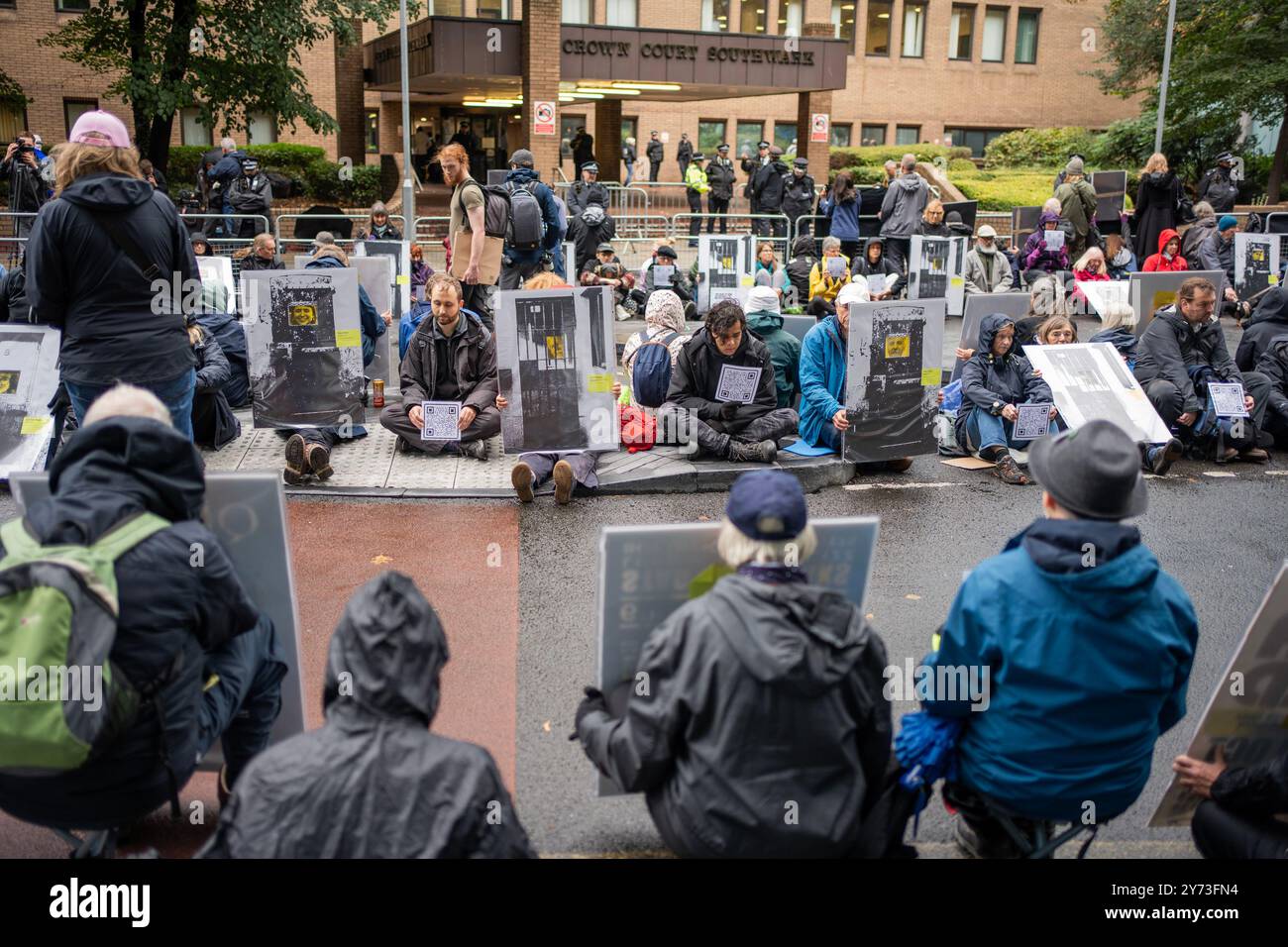 London, Großbritannien. September 2024. Aktivisten nehmen an der Demonstration Teil. Freie politische Gefangene protestieren vor dem Southwark Crown Court, indem sie UNSERE GESCHWORENEN VERTEIDIGEN und DIE ÖLAKTIVISTEN STOPPEN. Quelle: SOPA Images Limited/Alamy Live News Stockfoto