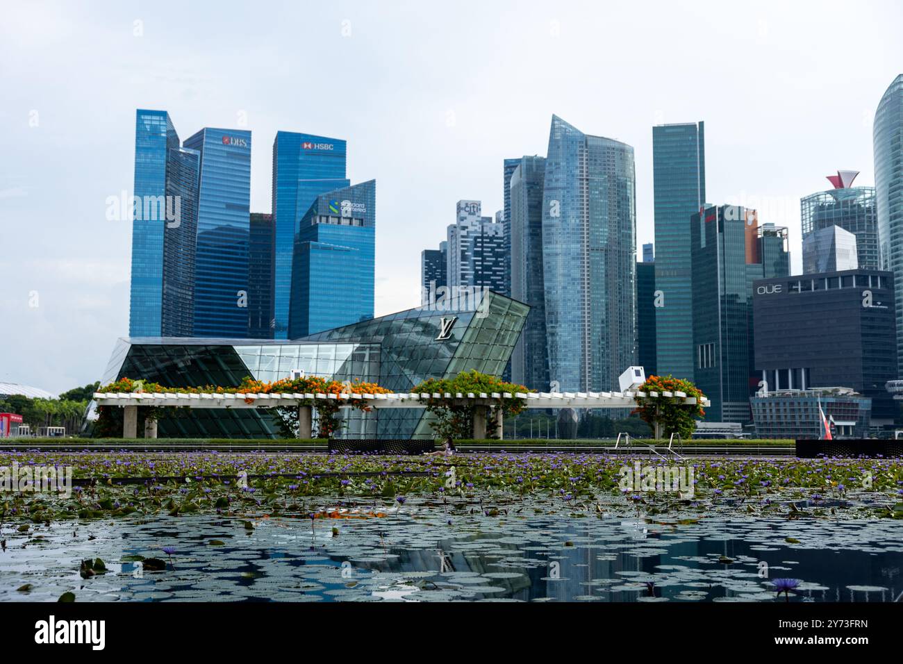 Singapur, 07.05.2024: Blick auf die Skyline von Singapur mit Marina Bay Sands und dem Finanzviertel. Stock Fotos Stockfoto