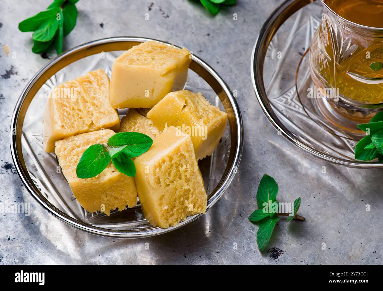 sesam Halva auf der türkischen Glasuntertasse. Selektiver Fokus. Stockfoto