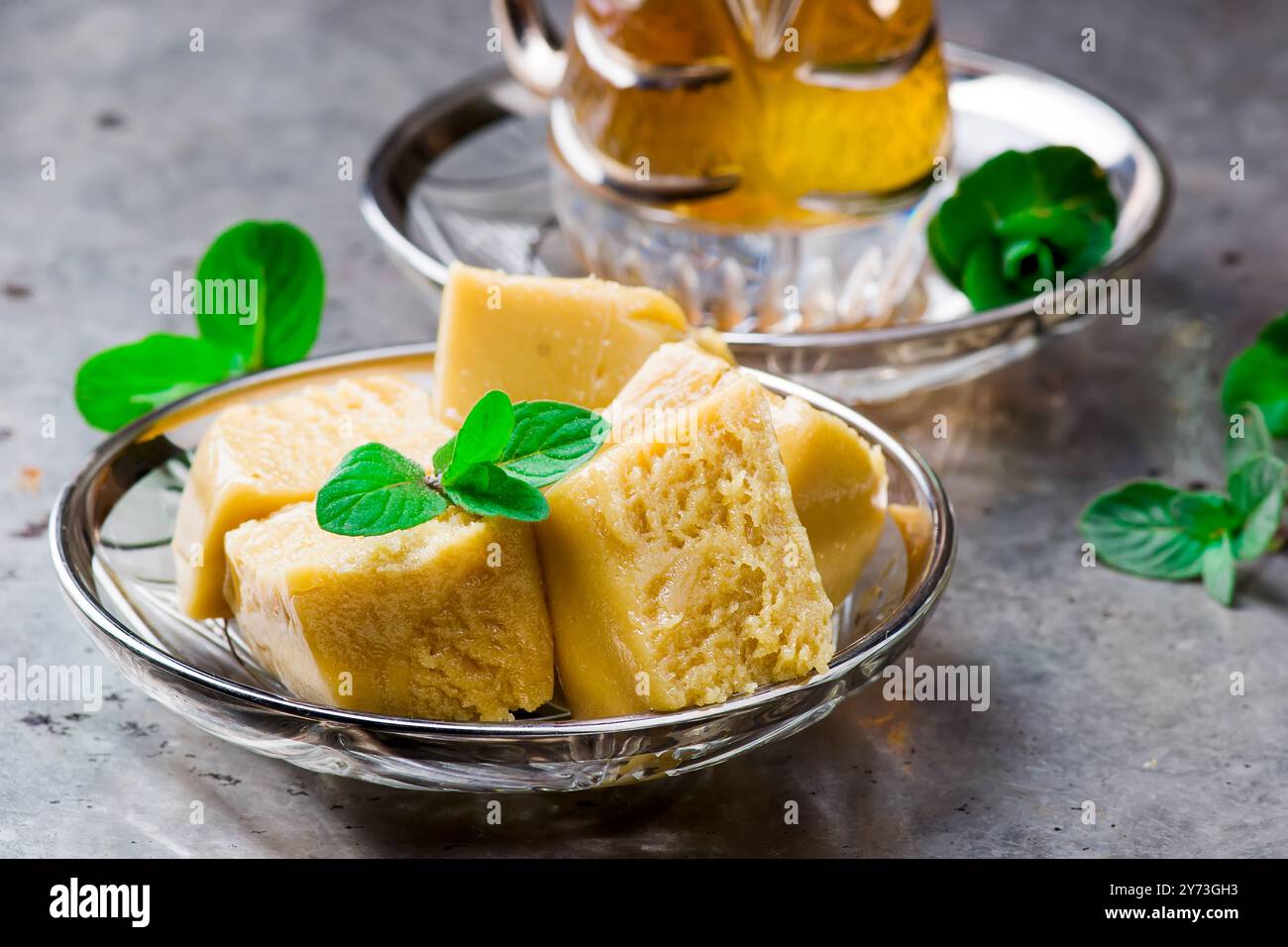 sesam Halva auf der türkischen Glasuntertasse. Selektiver Fokus. Stockfoto