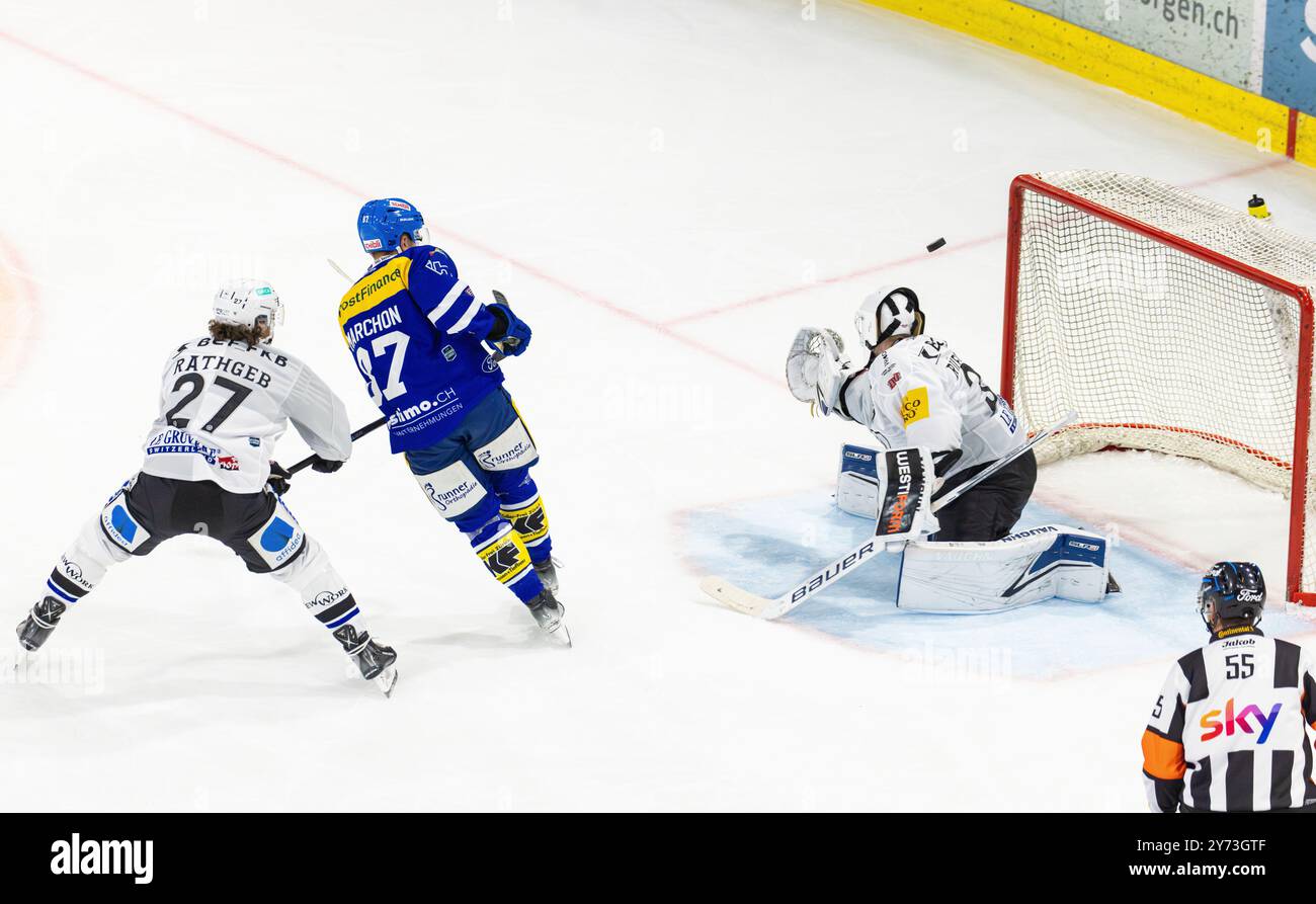 Kloten, Schweiz, 27. September 2024: In der 33. Spielminute 87 schaffte es Joel Marchon (Kloten) mit 4:0. Verteidiger #27 Yannick Rathgeb und Torhüter #Bryan Rüegger (beide Friborg) müssen sich erneut niederschlagen. (Foto: Andreas Haas/dieBildmanufaktur) Credit: DieBildmanufaktur/Alamy Live News Stockfoto