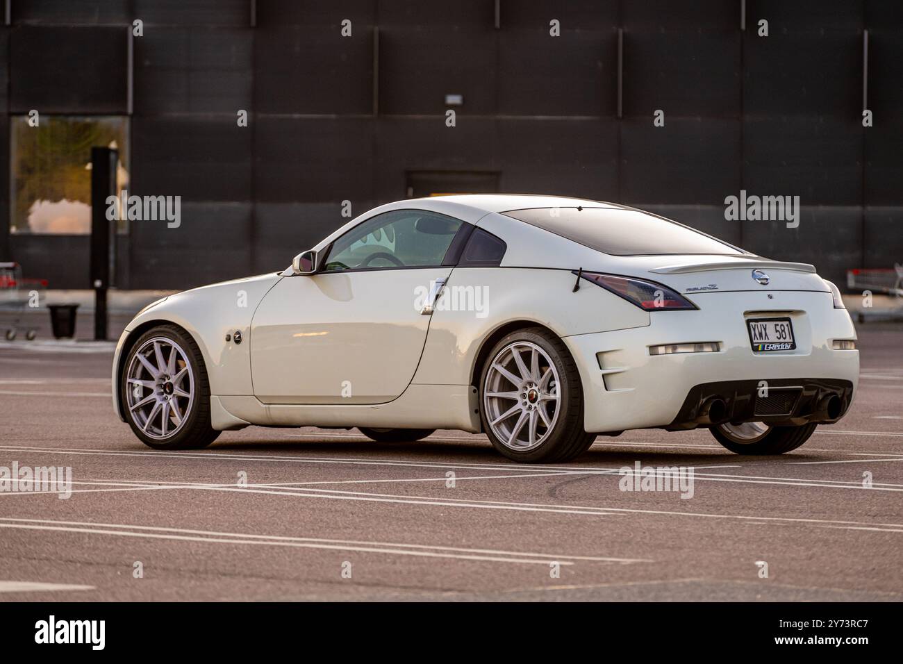 Göteborg, Schweden - 11. Juli 2022: Weißer 2003 Nissan 350Z Sportwagen auf einem Parkplatz. Stockfoto