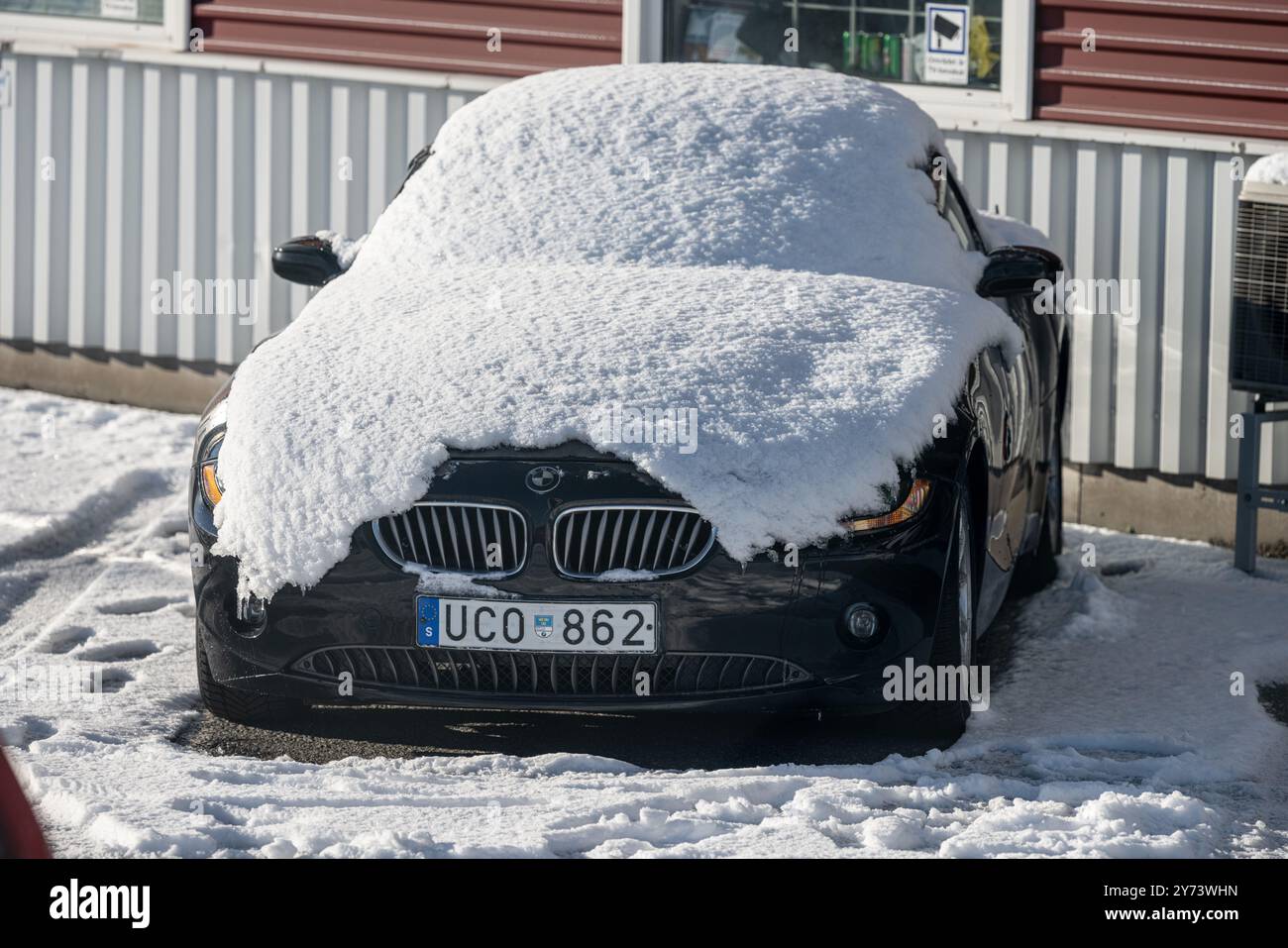 Göteborg, Schweden - 04. Februar 2023: Schwarzer BMW Z4 2003 parkt bei einer schneebedeckten Werkstatt Stockfoto Göteborg, Schweden - 04. Februar 2023: Schwarzer BMW Z4 2003 parkt bei einer schneebedeckten Werkstatt Stockfoto