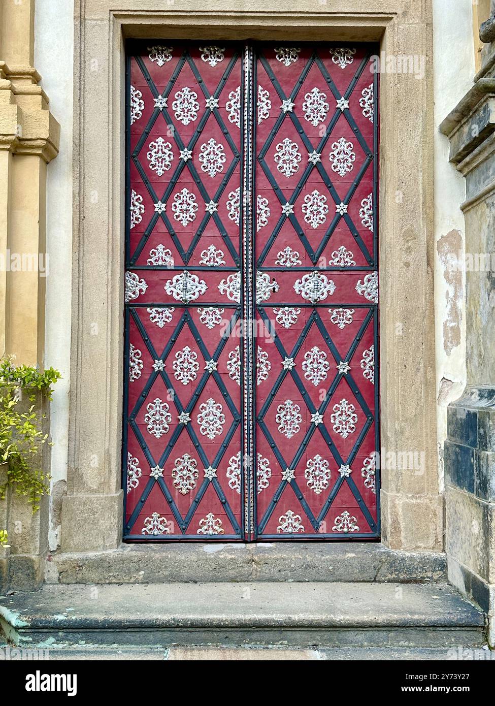 Das Foto zeigt einen detaillierten Blick auf ein altes mittelalterliches Tor aus Holz und Metall in den Straßen einer historischen europäischen Stadt. - Smartphone-aufgenommenes Stockfoto