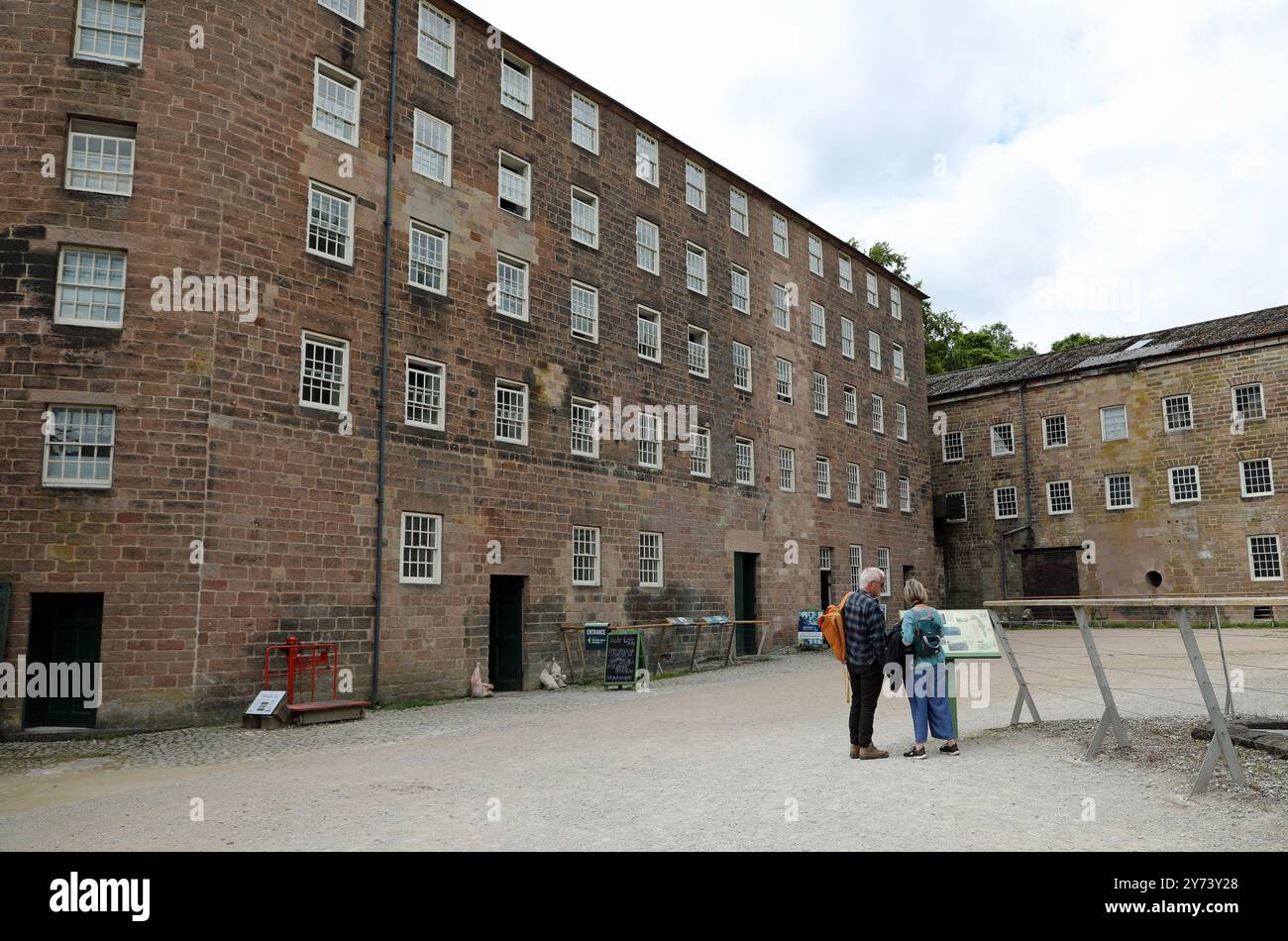 Touristen in Cromford Mill in Derbyshire Stockfoto