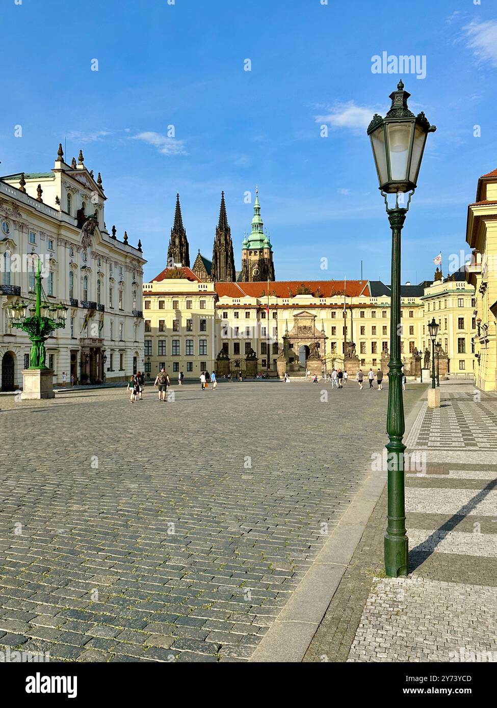 Das Foto zeigt eine mittelalterliche europäische Stadtlandschaft im Sommer mit lebhaften Dächern und komplexen architektonischen Details. Stockfoto