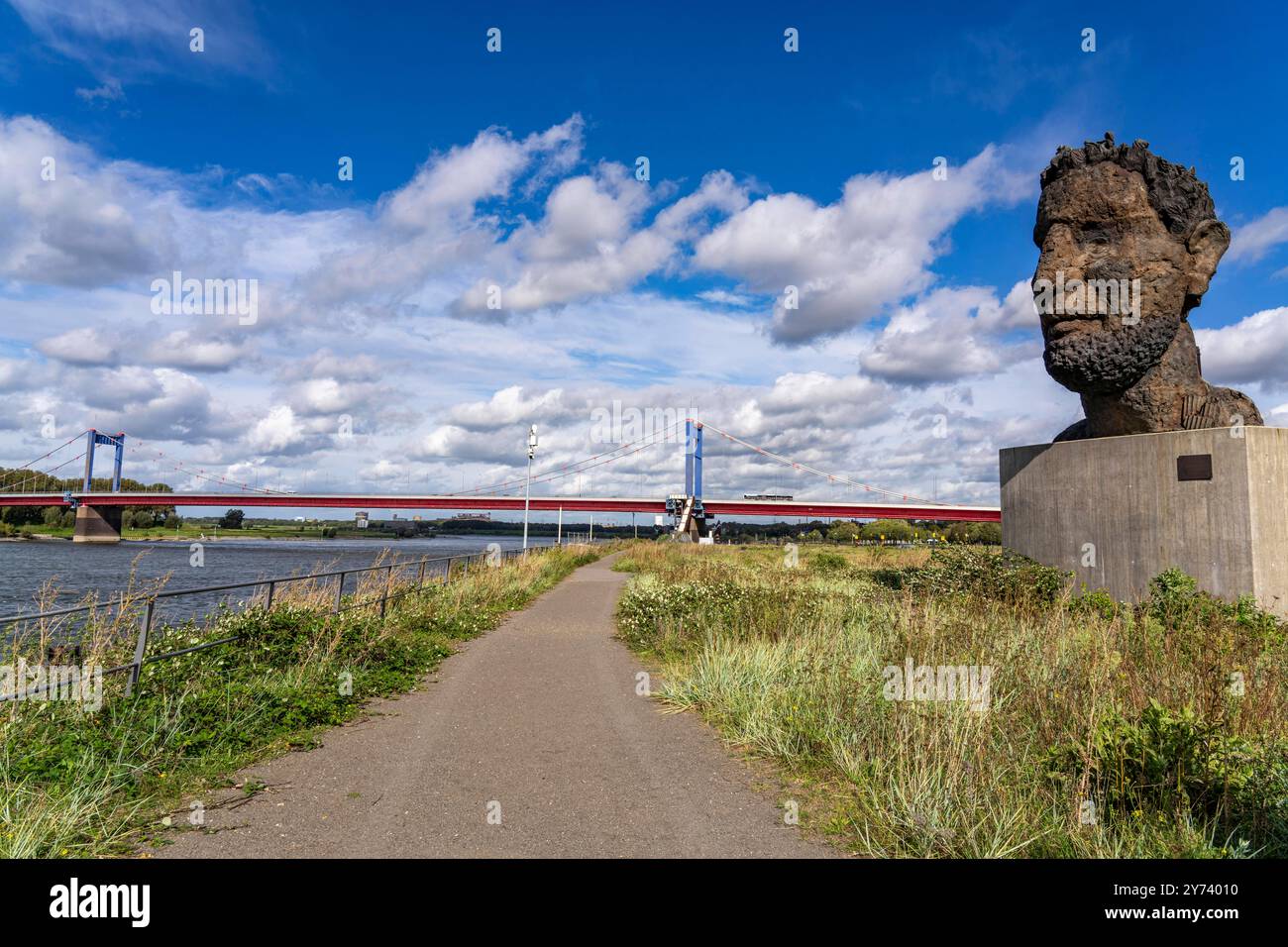 Die Friedrich-Ebert-Brücke über den Rhein zwischen, Ruhort und Homberg, Mercator Insel, Skulptur Echo des Poseidon, von Markus Lüpertz, Duisburg, NRW, Deutschland, Friedrich-Ebert-Brücke *** die Friedrich-Ebert-Brücke über den Rhein zwischen Ruhort und Homberg, Mercator-Insel, Skulptur Echo von Poseidon, von Markus Lüpertz, Duisburg, NRW, Deutschland, Friedrich-Ebert-Brücke Stockfoto