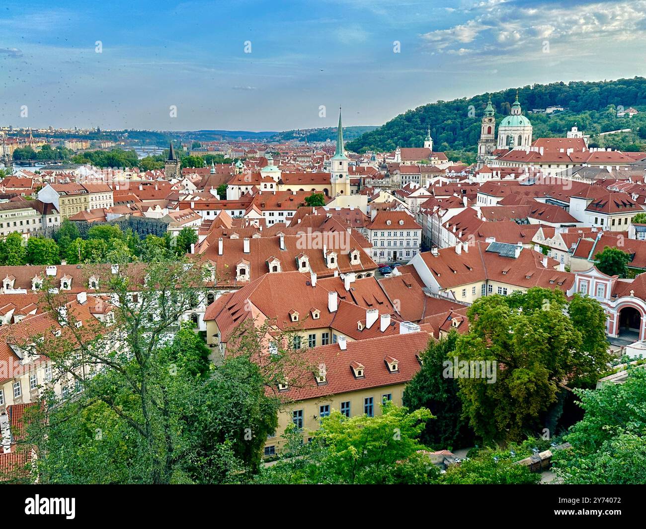 Das Foto zeigt eine mittelalterliche europäische Stadtlandschaft im Sommer mit lebhaften Dächern und komplexen architektonischen Details. Stockfoto