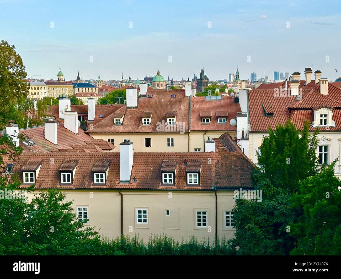 Das Foto zeigt eine mittelalterliche europäische Stadtlandschaft im Sommer mit lebhaften Dächern und komplexen architektonischen Details. Stockfoto