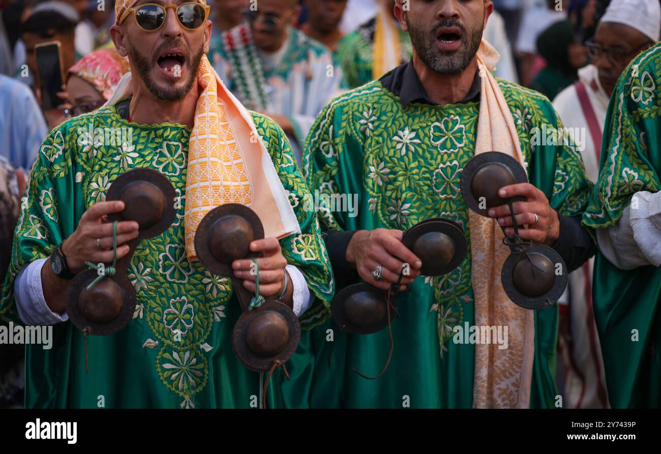 Spüren Sie den Herzschlag Marokkos durch die gefühlvollen Rhythmen von Gnaoua, die in alten Traditionen verwurzelt sind, Gnaoua Musik verbindet kraftvolle Trommelschläge, Stockfoto